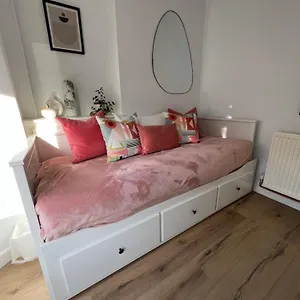 2025 Award Winner Peach House - 4 Bedrooms Liverpool